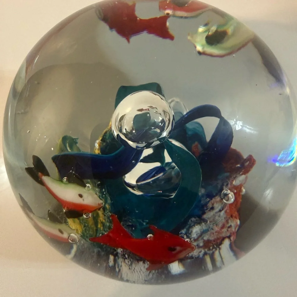 ART GLASS FISH AQUARIUM GLASS PAPER WEIGHT Pre-Owned 3 1/2 Inches High